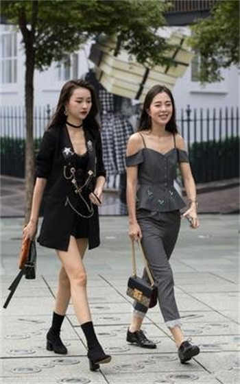 晾臀是什么动作