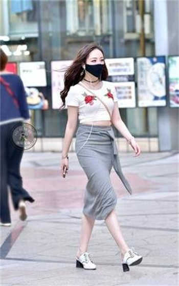 美女带狗项圈下跪