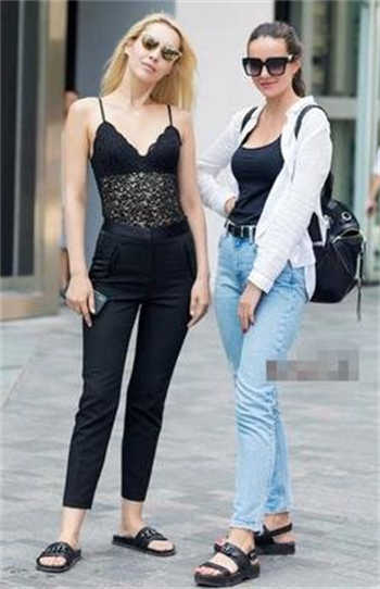 饥渴少妇丝袜诱惑