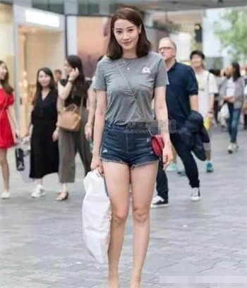 情侣拿冰块和棉签干什么