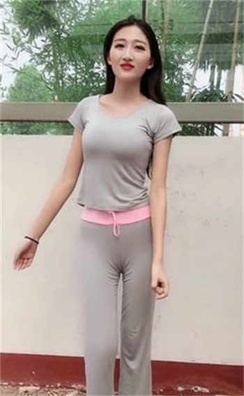 女老师与15岁学生打扑克